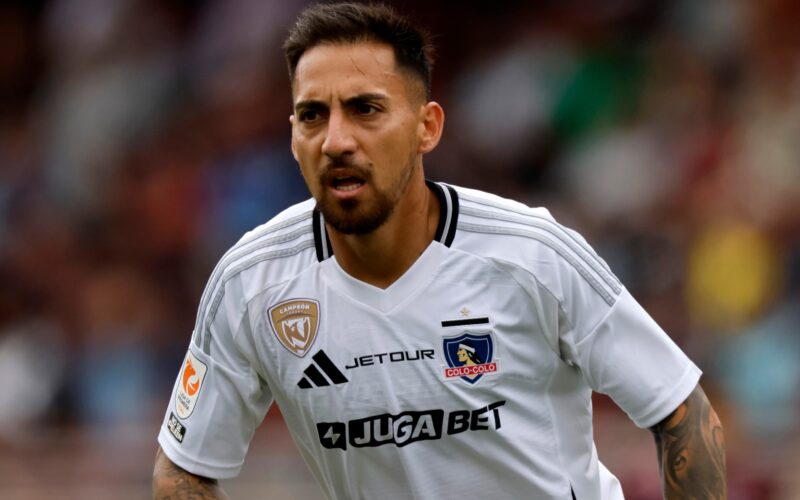 Javier Correa con la camiseta de Colo-Colo.