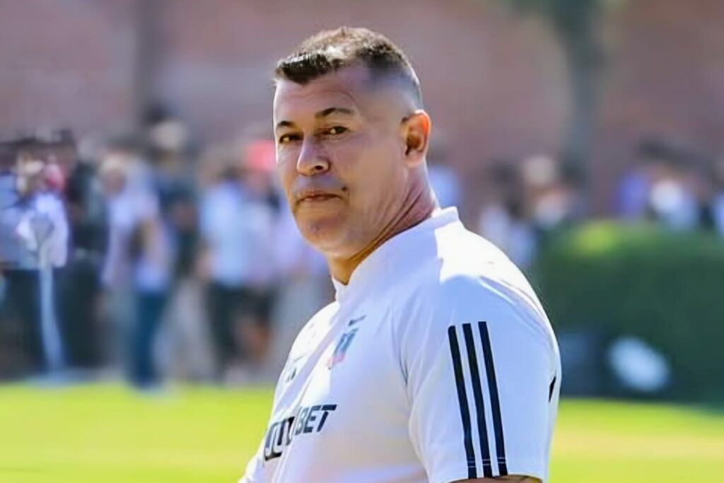 Jorge Almirón en un entrenamiento de Colo-Colo.