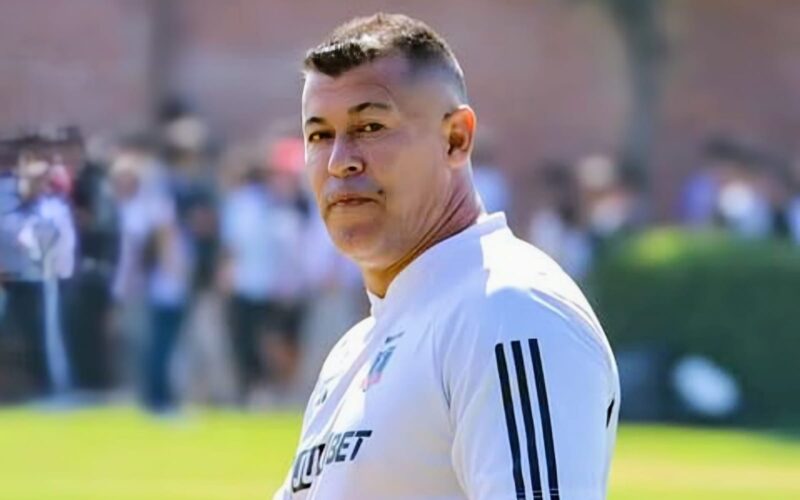 Jorge Almirón en un entrenamiento de Colo-Colo.