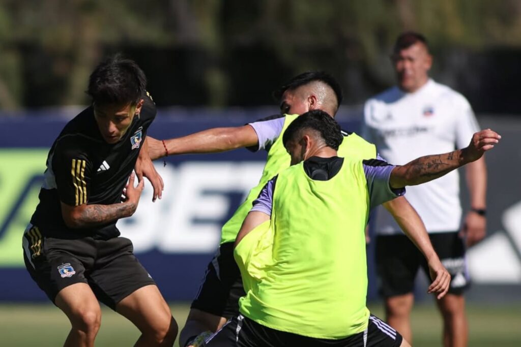 Jorge Almirón en un entrenamiento de Colo-Colo.