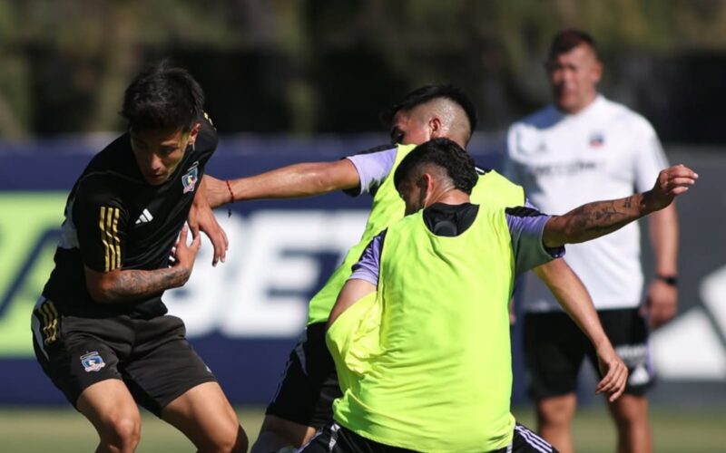 Jorge Almirón en un entrenamiento de Colo-Colo.