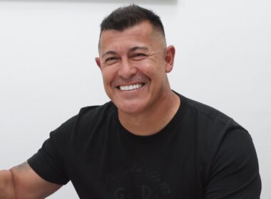 Jorge Almirón sonriendo durante la firma de su extensión de contrato.