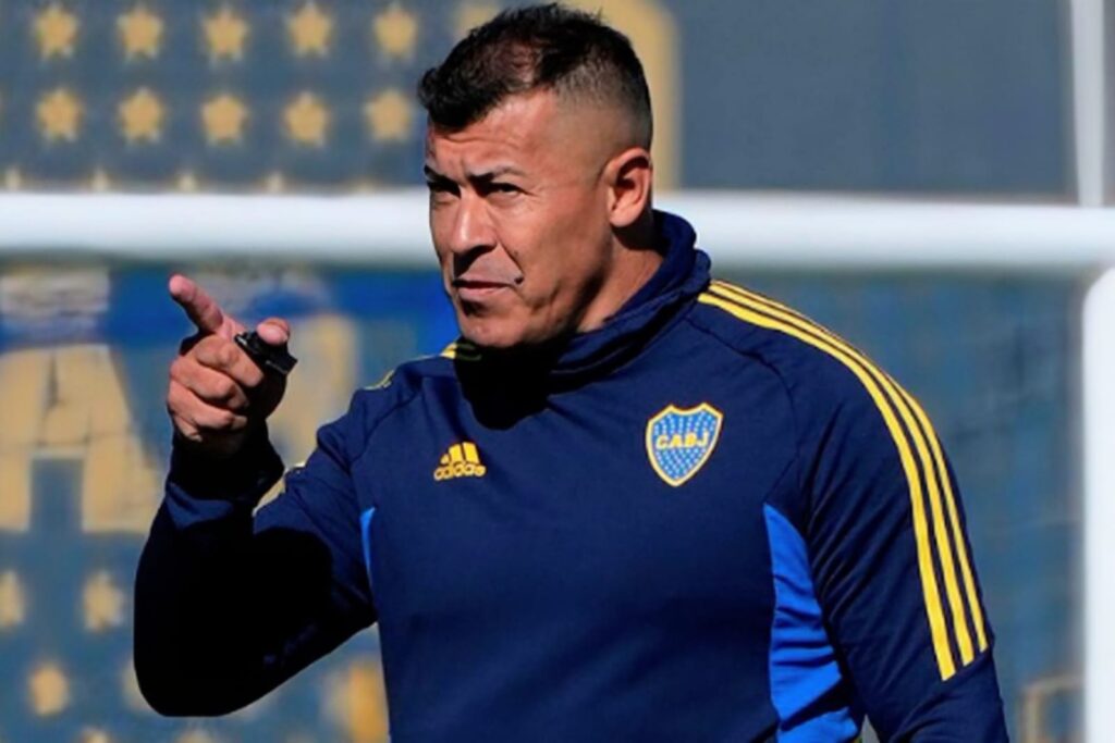 Jorge Almirón con indumentaria de Boca Juniors.