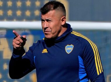 Jorge Almirón con indumentaria de Boca Juniors.