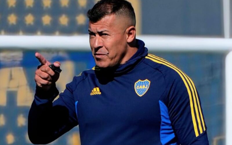 Jorge Almirón con indumentaria de Boca Juniors.