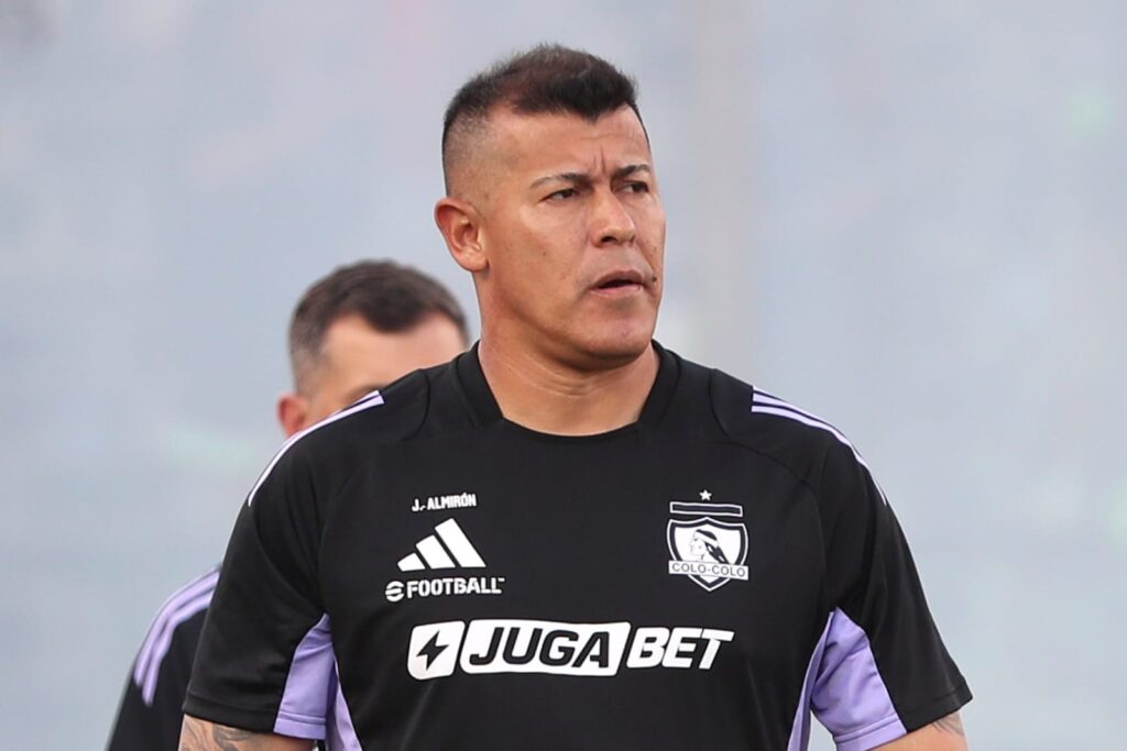 Jorge Almirón con la camiseta de Colo-Colo.