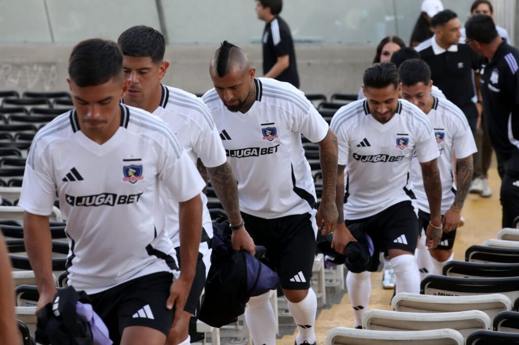 Jugadores de Colo-Colo subiendo una escalera en el Estadio Monumental.,