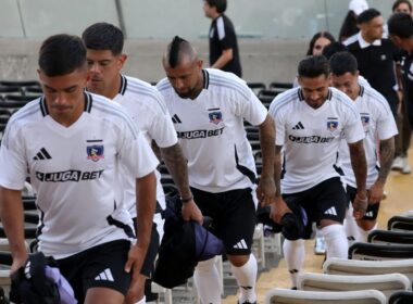 Jugadores de Colo-Colo subiendo una escalera en el Estadio Monumental.,