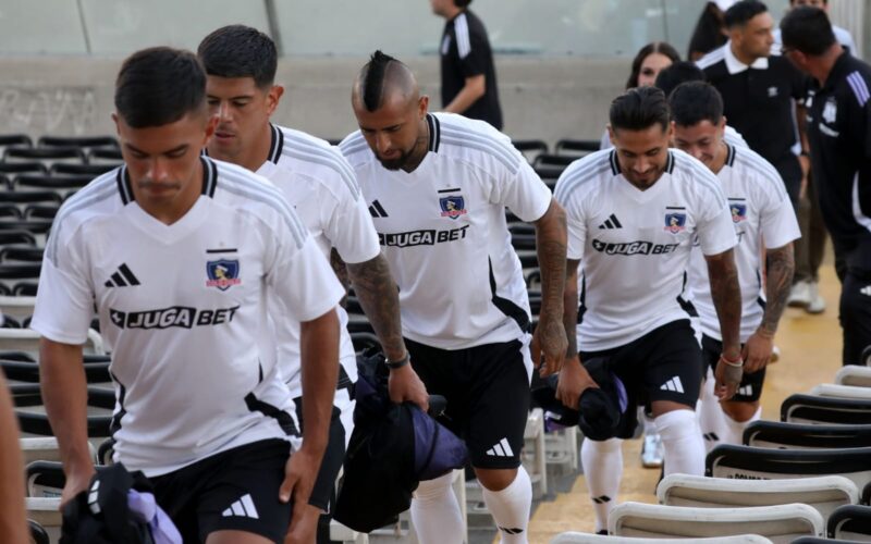 Jugadores de Colo-Colo subiendo una escalera en el Estadio Monumental.,