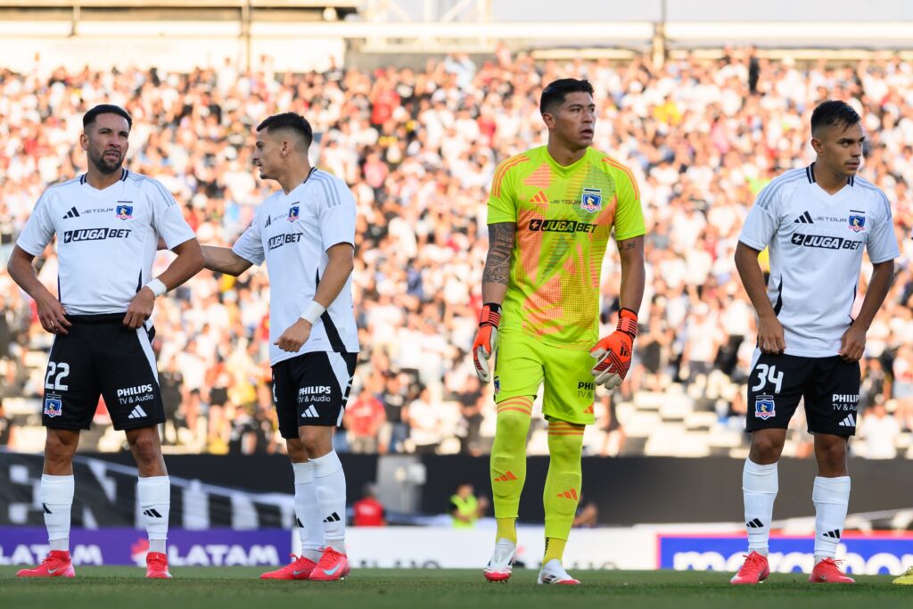 Mauricio Isla, Lucas Cepeda, Brayan Cortés y Vicente Pizarro con la camiseta de Colo-Colo.