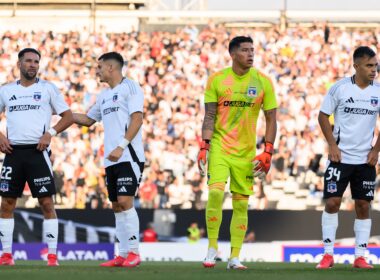 Mauricio Isla, Lucas Cepeda, Brayan Cortés y Vicente Pizarro con la camiseta de Colo-Colo.