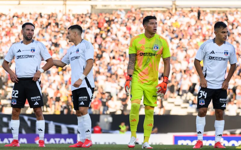 Mauricio Isla, Lucas Cepeda, Brayan Cortés y Vicente Pizarro con la camiseta de Colo-Colo.