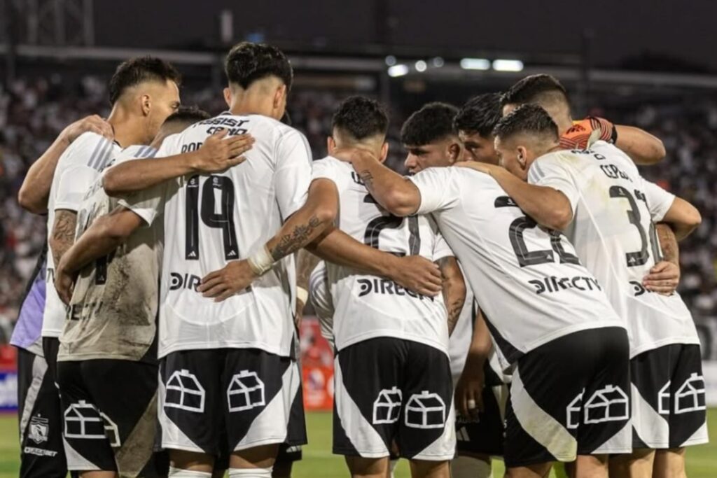 Jugadores de Colo-Colo abrazados en el Estadio Monumental.