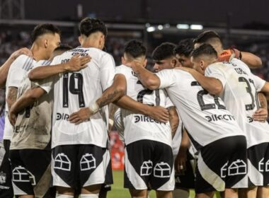 Jugadores de Colo-Colo abrazados en el Estadio Monumental.