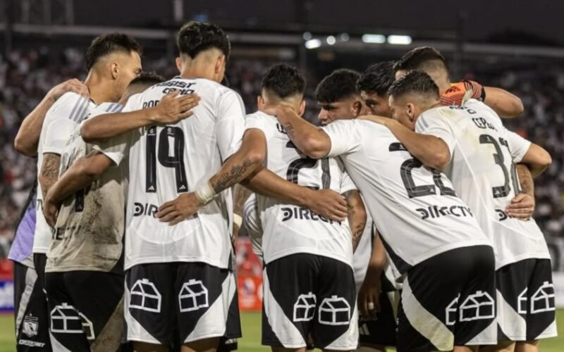 Jugadores de Colo-Colo abrazados en el Estadio Monumental.