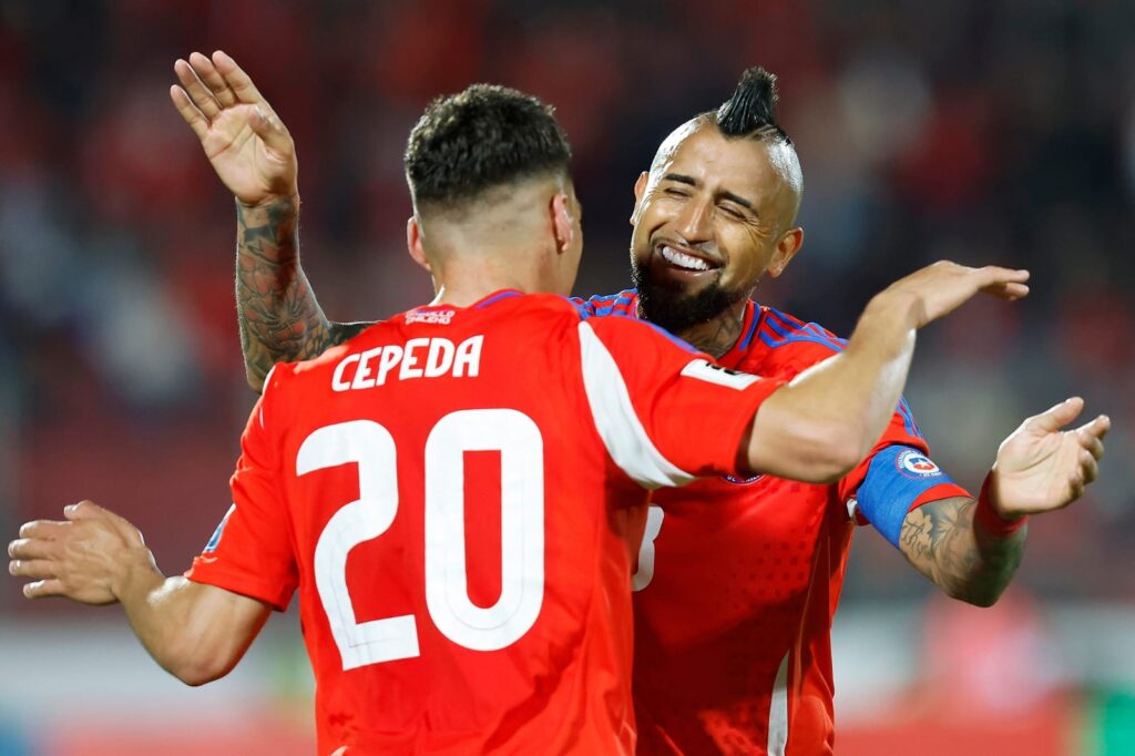 Lucas Cepeda y Arturo Vidal dándose un abrazo con la camiseta Selección Chilena.