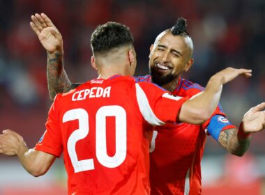 Lucas Cepeda y Arturo Vidal dándose un abrazo con la camiseta Selección Chilena.