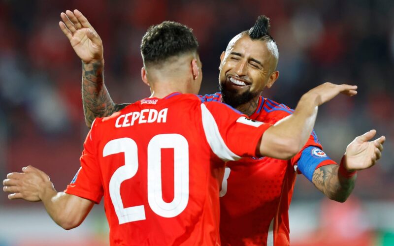 Lucas Cepeda y Arturo Vidal dándose un abrazo con la camiseta Selección Chilena.