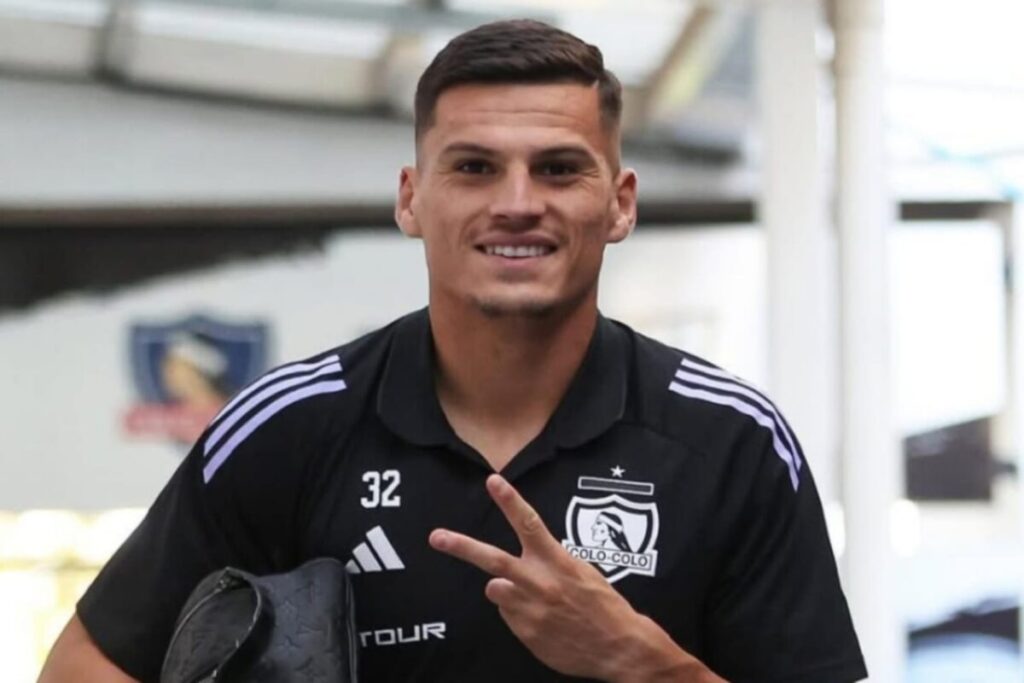 Lucas Cepeda con la camiseta de Colo-Colo.