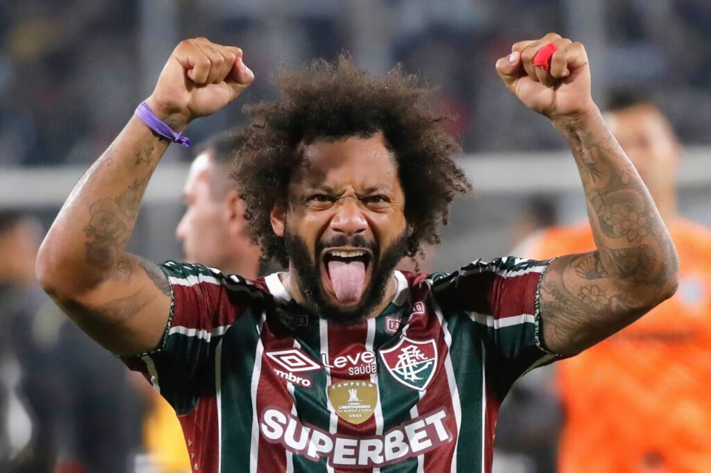 Marcelo celebrando con la camiseta de Colo-Colo en el Estadio Monumental.