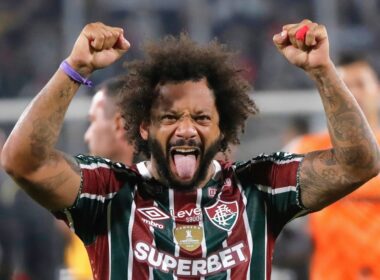 Marcelo celebrando con la camiseta de Colo-Colo en el Estadio Monumental.