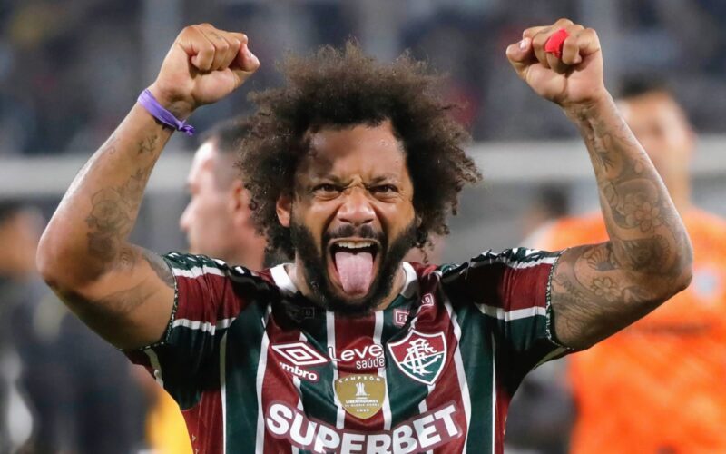 Marcelo celebrando con la camiseta de Colo-Colo en el Estadio Monumental.