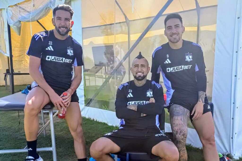 Mauricio Isla, Arturo Vidal y Javier Correa en un entrenamiento de Colo-Colo.