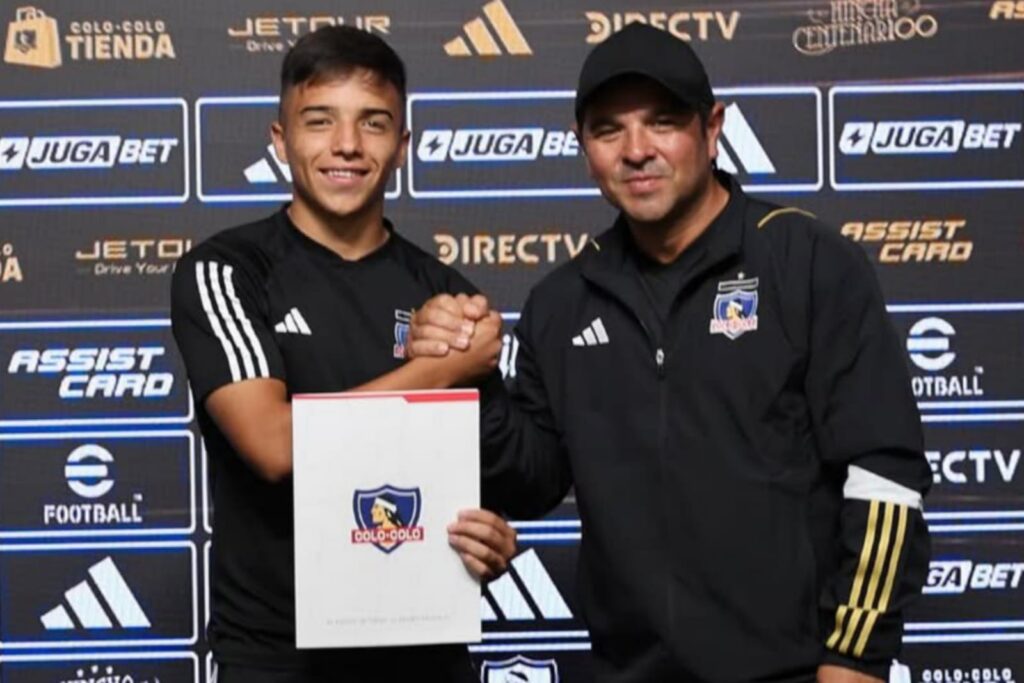 Milovan Velásquez y Héctor Tapia en la firma de contrato del juvenil de Colo-Colo.