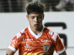 Primer plano de Tomás Roco con la camiseta de Cobreloa.