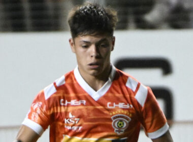 Primer plano de Tomás Roco con la camiseta de Cobreloa.