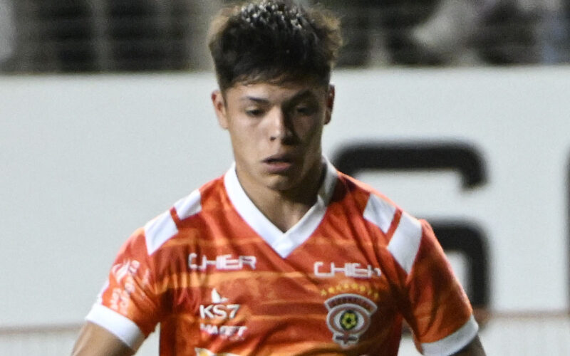 Primer plano de Tomás Roco con la camiseta de Cobreloa.