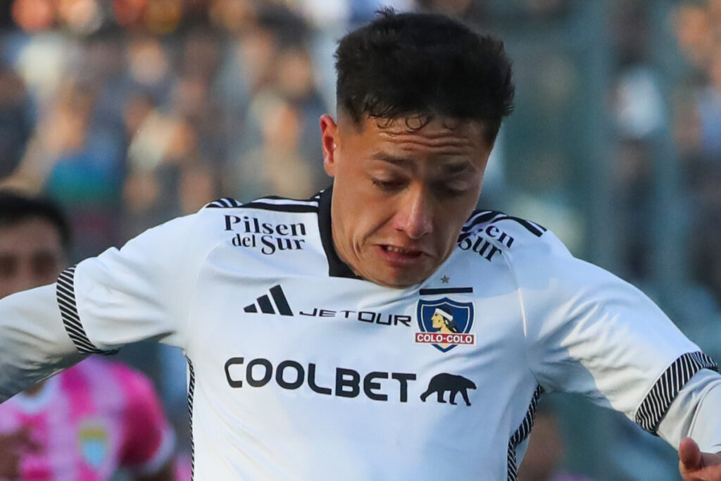 Primer plano de Cristián Zavala con camiseta de Colo-Colo.