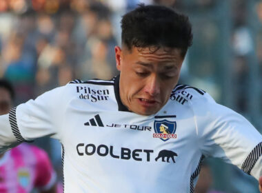 Primer plano de Cristián Zavala con camiseta de Colo-Colo.