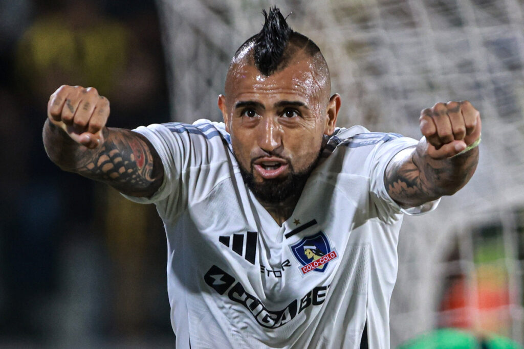 Arturo Vidal celebrando un gol por Colo-Colo.