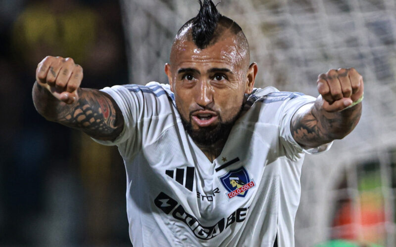 Arturo Vidal celebrando un gol por Colo-Colo.