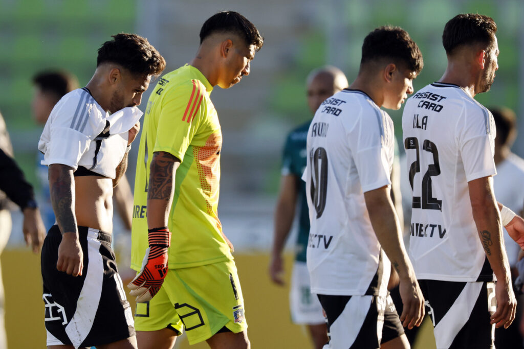 Jugadores de Colo-Colo cabizbajos saliendo de la cancha del Estadio Elías Figueroa Brander.