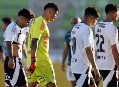 Jugadores de Colo-Colo cabizbajos saliendo de la cancha del Estadio Elías Figueroa Brander.