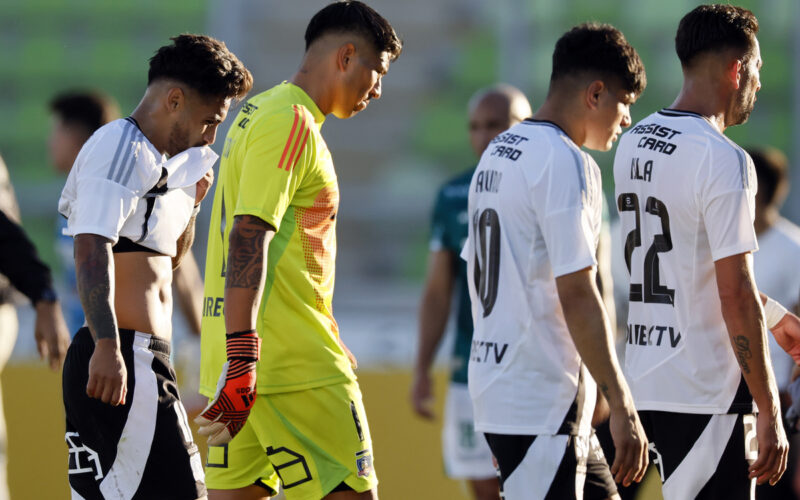 Jugadores de Colo-Colo cabizbajos saliendo de la cancha del Estadio Elías Figueroa Brander.