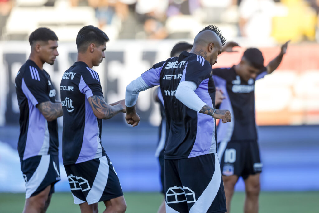 Jugadores de Colo-Colo calentando antes del partido frente a O'Higgins.