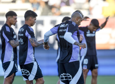 Jugadores de Colo-Colo calentando antes del partido frente a O'Higgins.