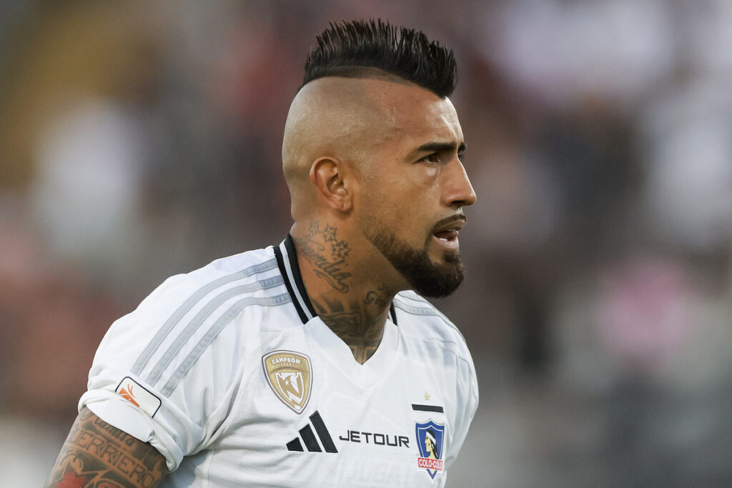 Primer plano de Arturo Vidal con la camiseta de Colo-Colo.