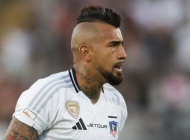 Primer plano de Arturo Vidal con la camiseta de Colo-Colo.