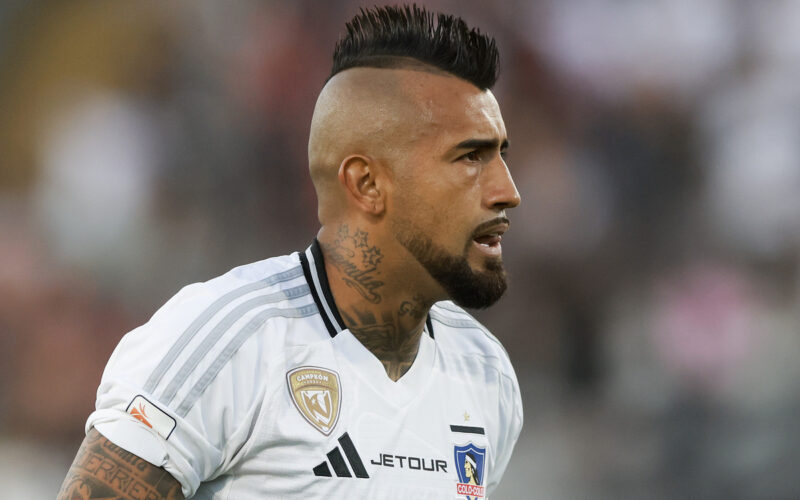 Primer plano de Arturo Vidal con la camiseta de Colo-Colo.