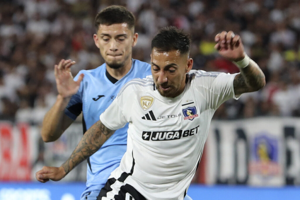 Javier Correa disputando un balón durante el partido entre Colo-Colo y O'Higgins por la fecha 2 de la Liga de Primera.