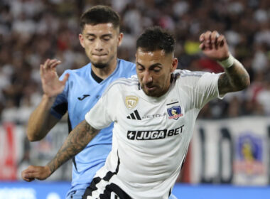 Javier Correa disputando un balón durante el partido entre Colo-Colo y O'Higgins por la fecha 2 de la Liga de Primera.