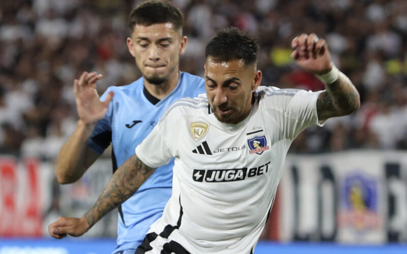 Javier Correa disputando un balón durante el partido entre Colo-Colo y O'Higgins por la fecha 2 de la Liga de Primera.