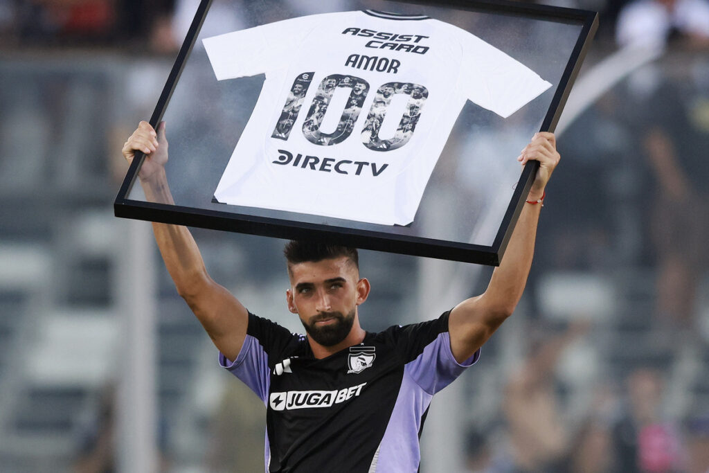 Emiliano Amor levantando la camiseta que indica que cumplió 100 partidos jugados por Colo-Colo.