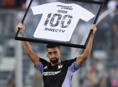 Emiliano Amor levantando la camiseta que indica que cumplió 100 partidos jugados por Colo-Colo.