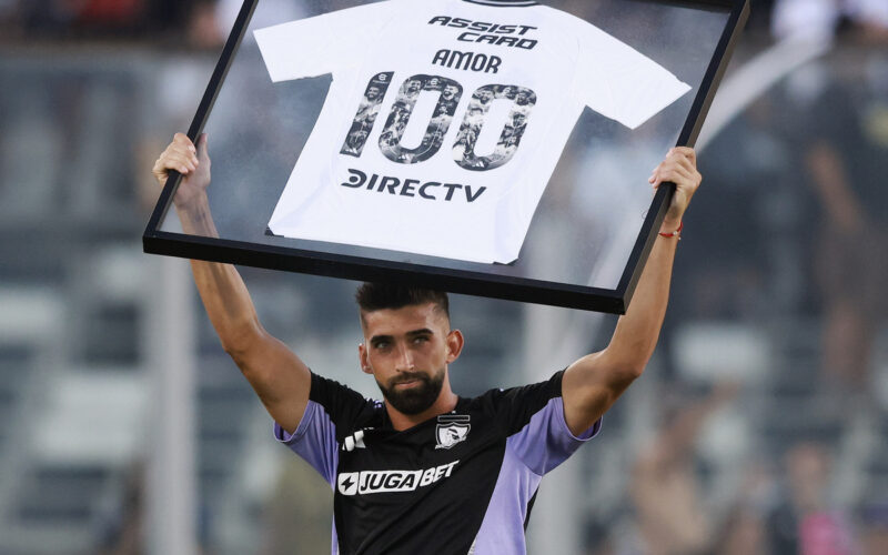 Emiliano Amor levantando la camiseta que indica que cumplió 100 partidos jugados por Colo-Colo.