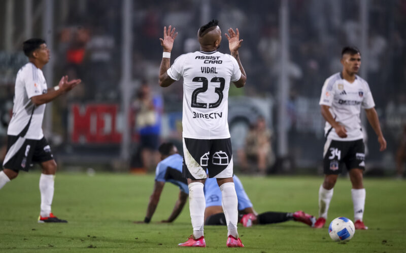 Jugadores de Colo-Colo lamentándose durante el partido frente a O'Higgins.